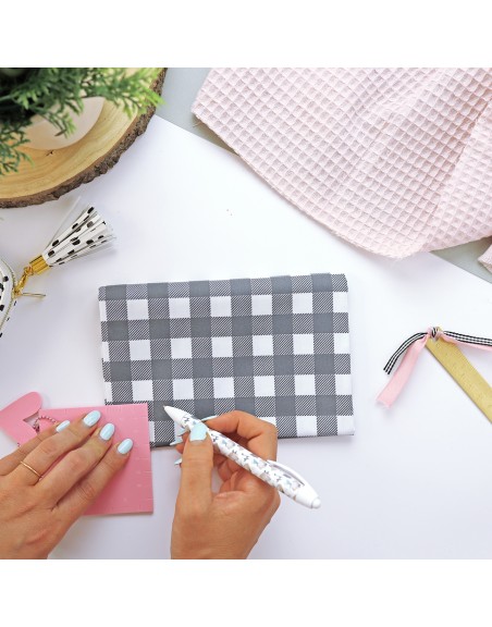 Sewing corner cutting guide