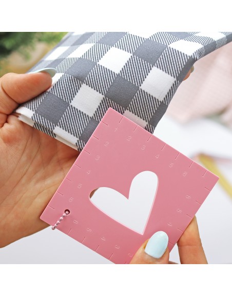 Sewing corner cutting guide