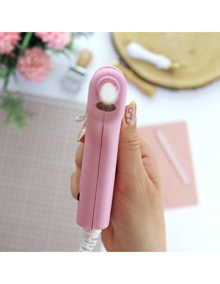 Hot glue gun by Alúa Cid